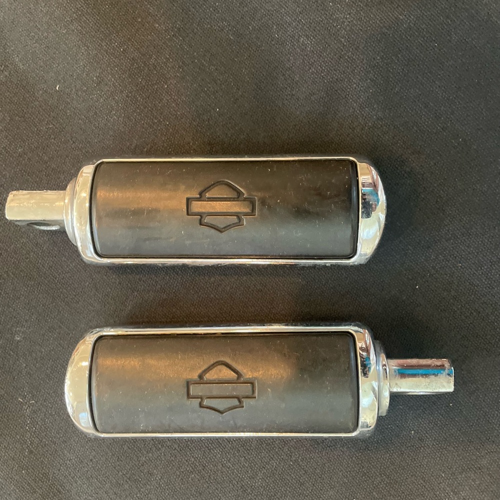 Harley-Davidson Black and Chrome Foot Pegs